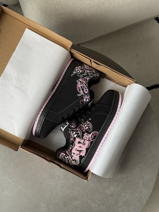 DC Court Graffik Black Pink Sabbath