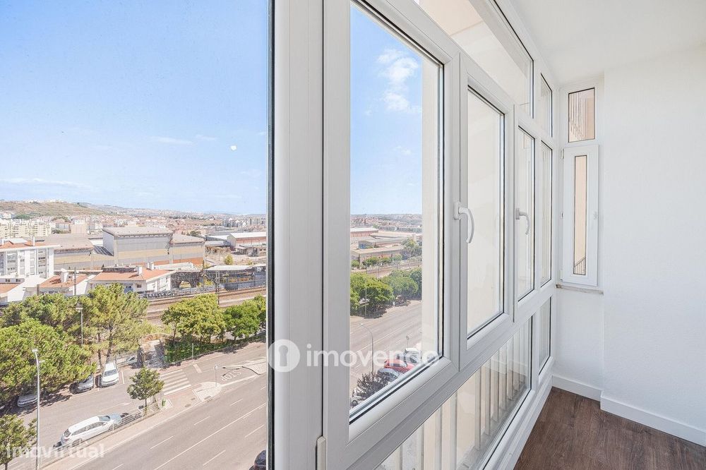 Apartamento T2 remodelado, com cozinha equipada, na Reboleira
