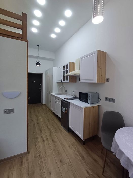 Дворівнева однокімнатна стильна квартира в центрі