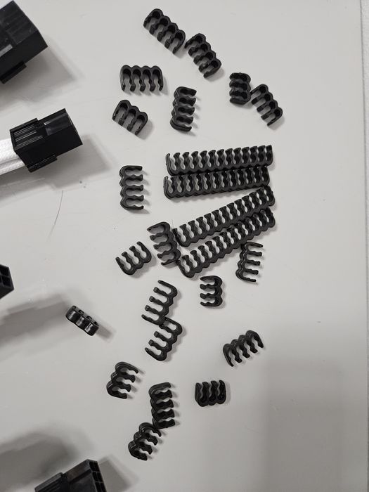 Białe kable zasilające EZDIY-FAB do komputera