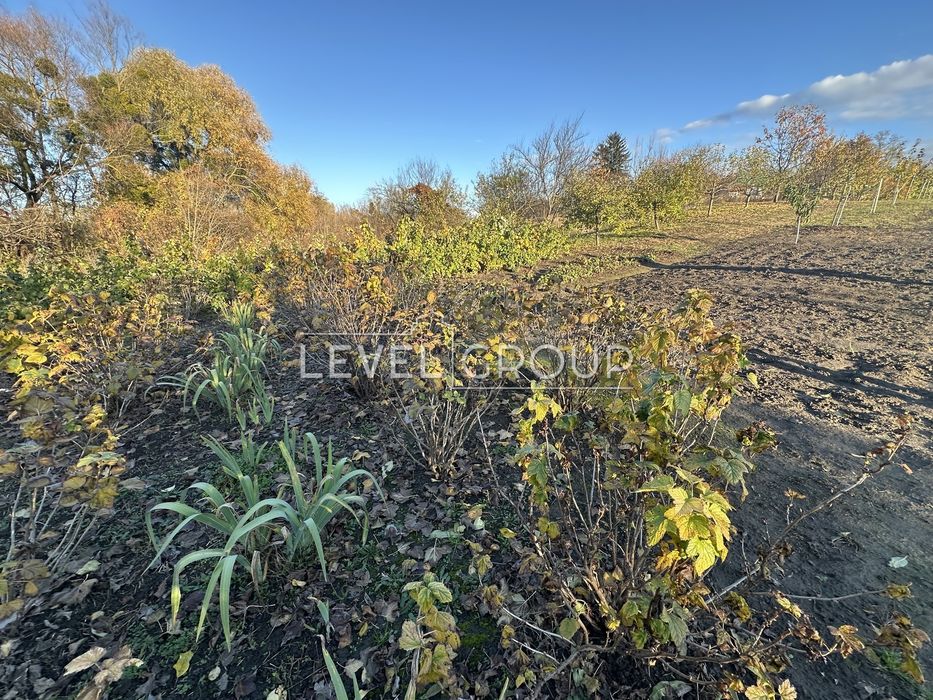 Доглянута ділянка з вихом до каналу і левад, будинок під ремонт. Газ