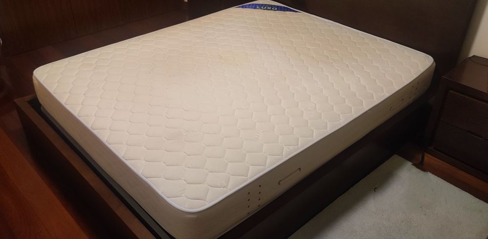 Cama de casal usada