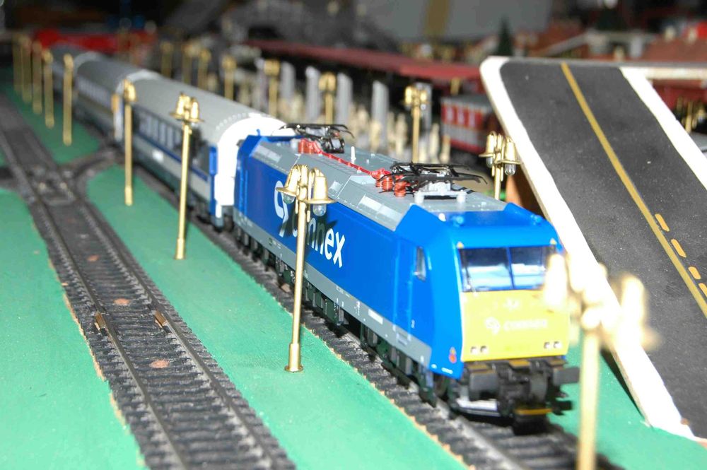 Locomotiva eléctrica BR-185 (CONNEX) PIKO HO