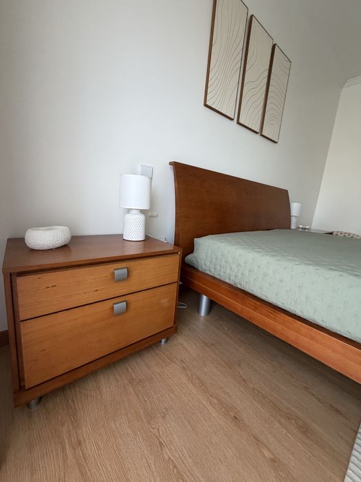 Conjunto de cama e 2 mesas de cabeceira