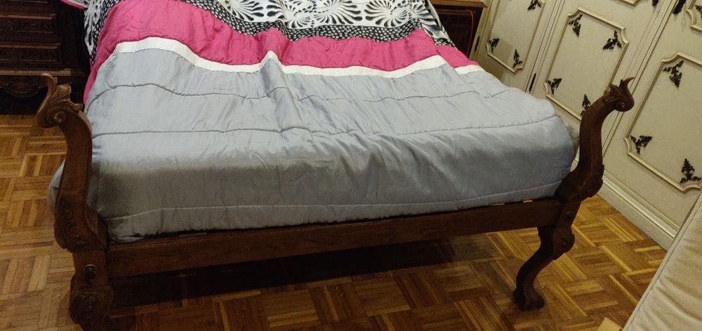 Cama de casal antiga