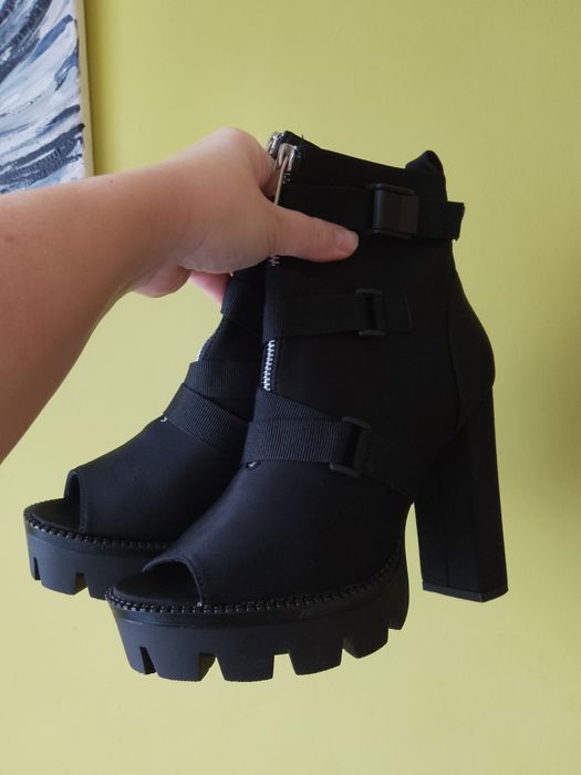 Okazja Buty na słupku obcasie Bestelle