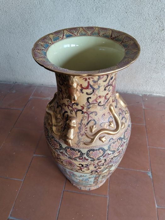Vaso Satsuma Oriental Grande com Relevos Dourados e Cena Palaciana