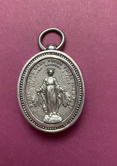 Maravilhoso relicário antigo medalha/pendente em prata contrastada