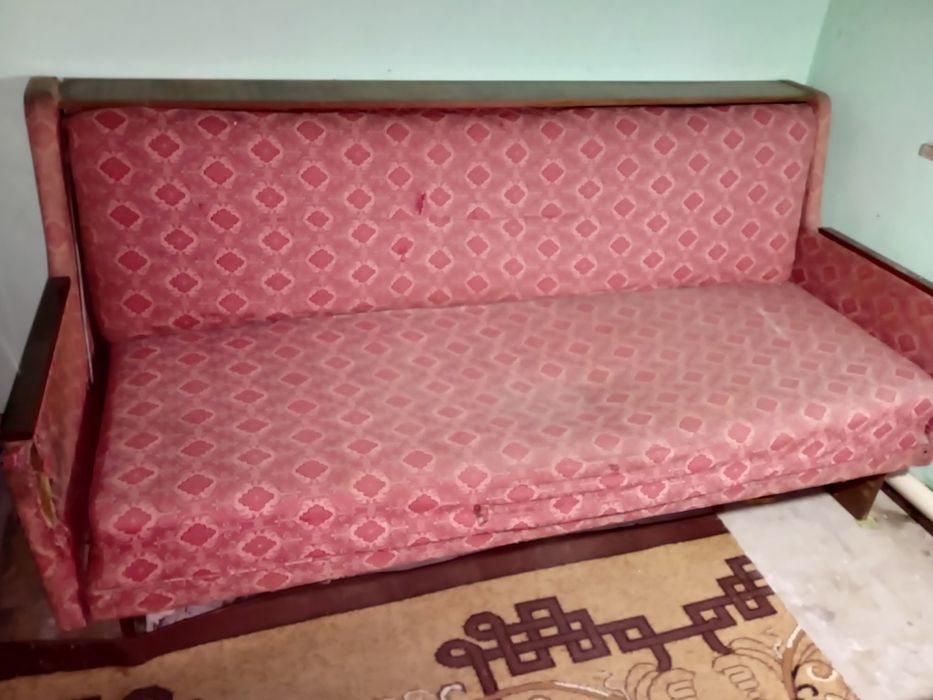 Отдам диван с полочкой