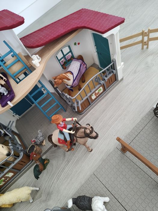 Schleich centrum jeździeckie42567/klatka dla królików 42728