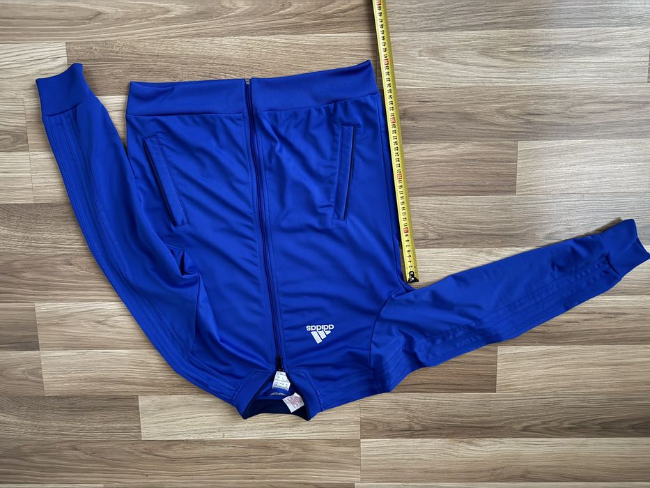 Спортивний костюм adidas розмір L По факту М маломірить перевіряйте заміри.