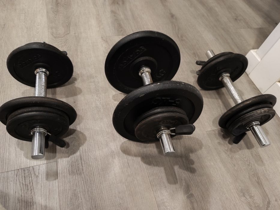 Pesos e barra de musculação