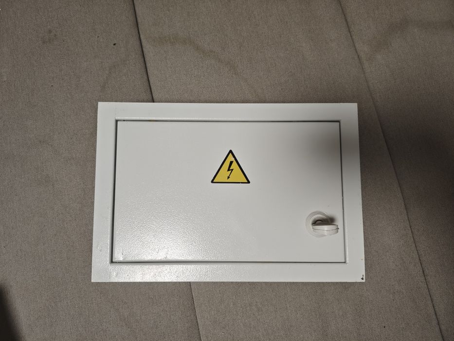 Щиток металевий з ключиком 12 модулів та автоматичними вимикачами