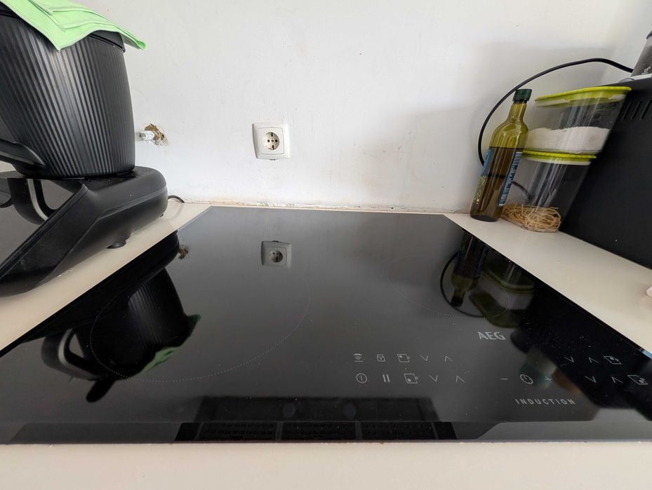 Placa de Indução AEG (60cm) – Como Nova – Função Hob2Hood