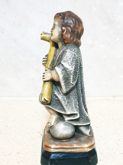 Pequena amorosa figura Menino Jesus com a cruz em cerâmica portuguesa