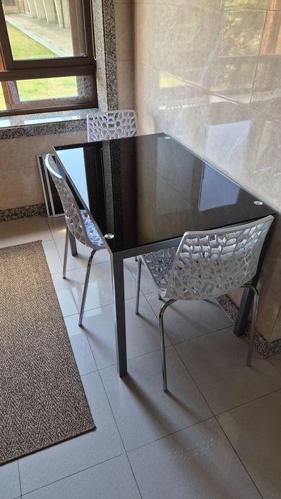 Mesa de vidro preto + 3 cadeiras brancas  groove brancas