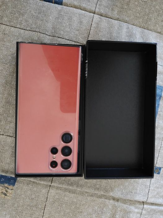 Samsung Galaxy S22 ultra - red