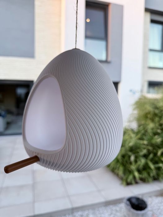Nowoczesny karmnik dla ptaków – stylowy, lekki biały