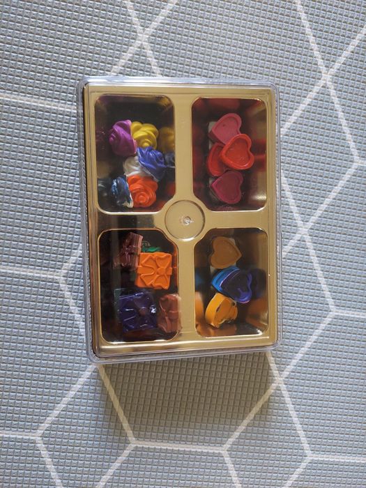 Zestaw 24 unikalnych kredek świecowych – Serca, Róże i Prezenty