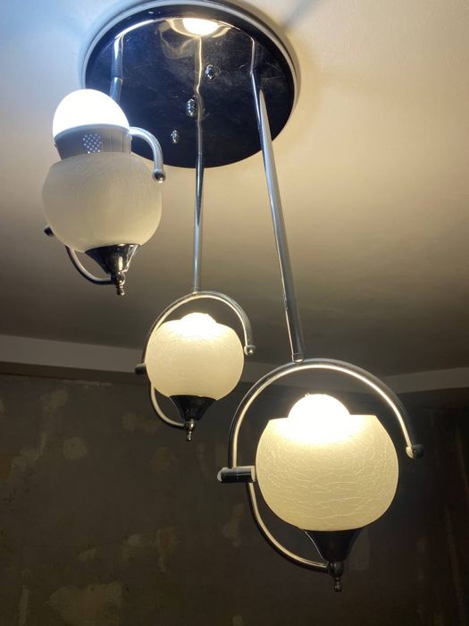 Продам люстру в дуже гарному стані