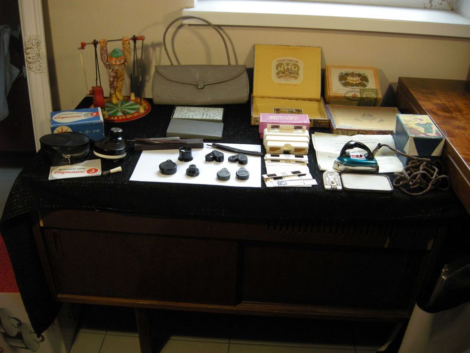 антиквариат-игрушка  сумка утюг бритва лупа коробка
