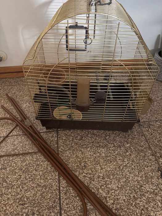 Gaiola dourada com tripé