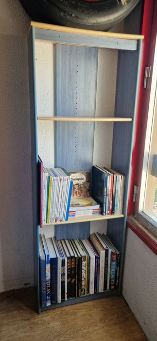 Estante azul e creme