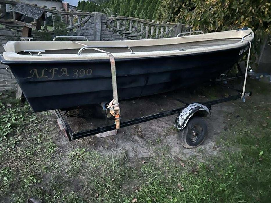 Łódka z silnikiem i przyczepką