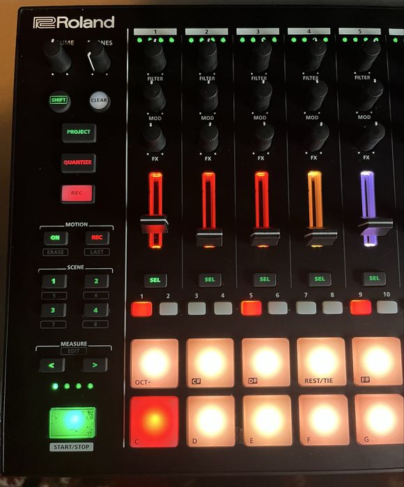 Roland MC-707 Groovebox
