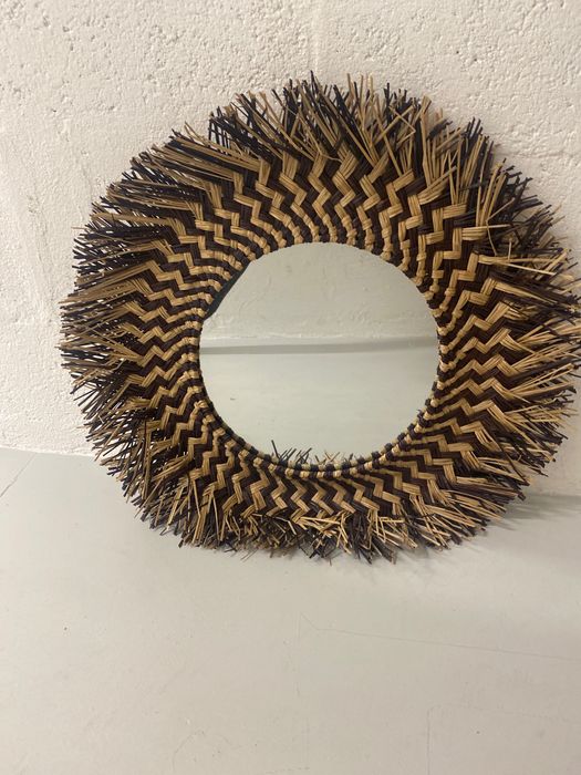 Espelho em ráfia e madeira  tons bege e preto
