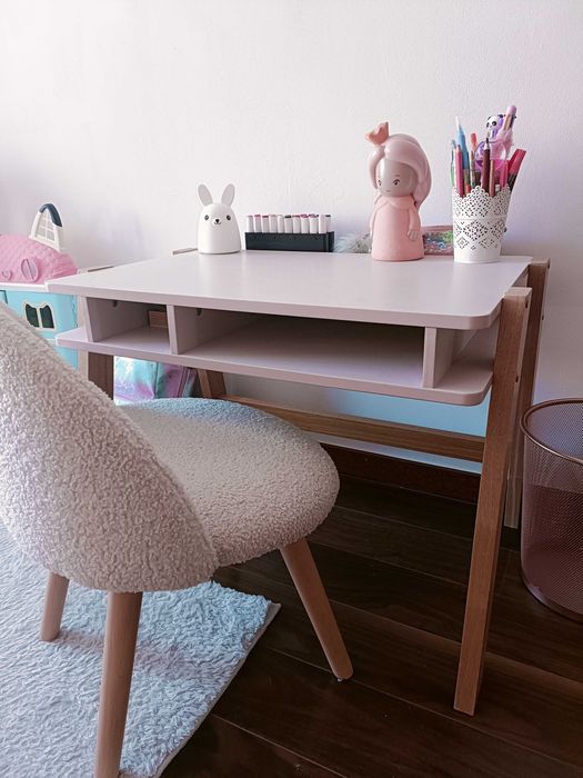 Secretária especial autonomia Vertbaudet,em rosa + cadeira pêlo branco