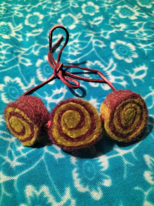Zestaw dwóch par kolczyków z filcu i bransoletki. Handmade
