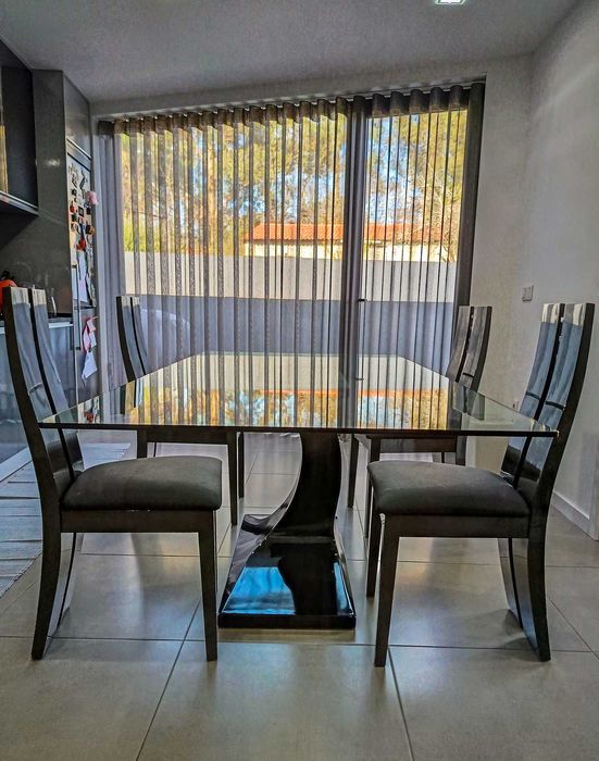 Mesa de Jantar com Vidro Temperado + Conjunto de Cadeiras