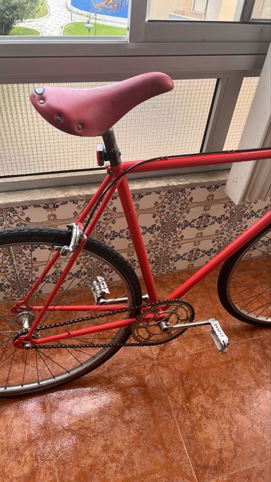 Bicicleta urbana vermelha – marcha única