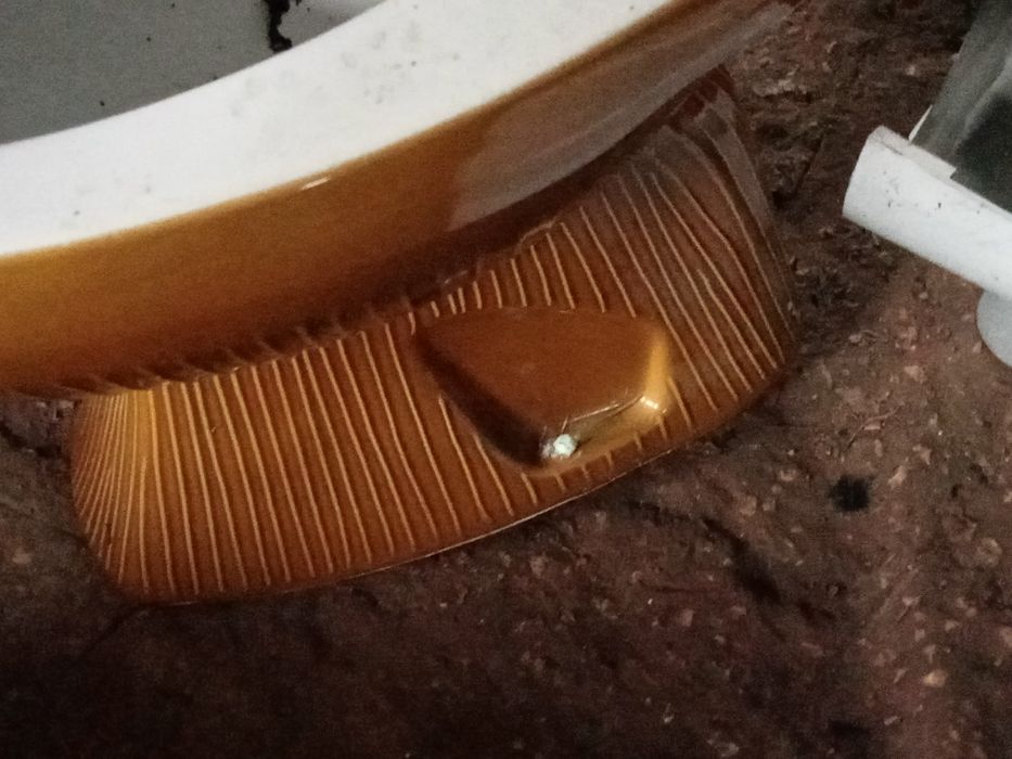 Vendo espelho de casa de banho, um lavatório, e uma sanita.