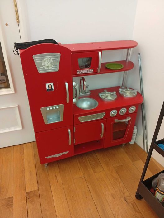 Cozinha infantil com várias panelas