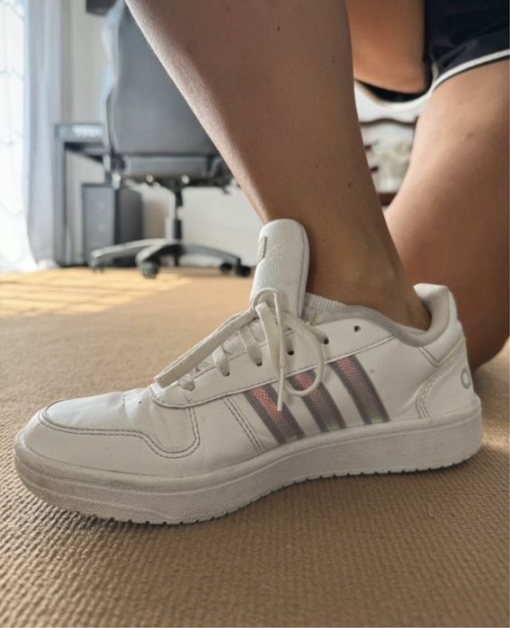 Sapatilha adidas branca com riscas prateadas
