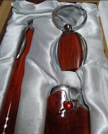 Подарочный набор : Зажигалка, Ручка, Брелок.