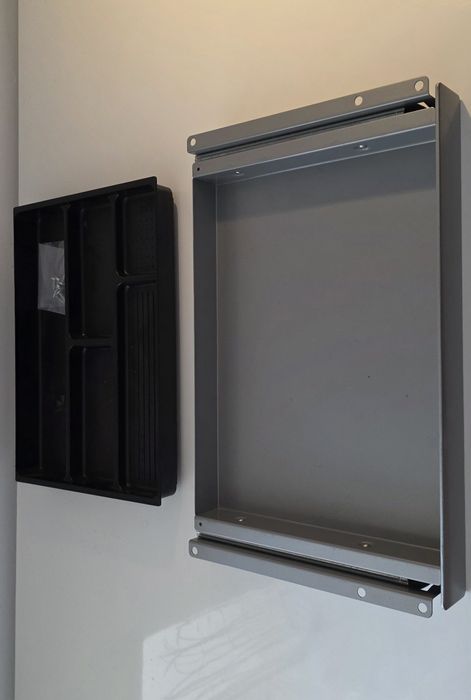 Metalowa szuflada do biurka