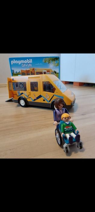 Autobus szkolny Playmobil 9419.