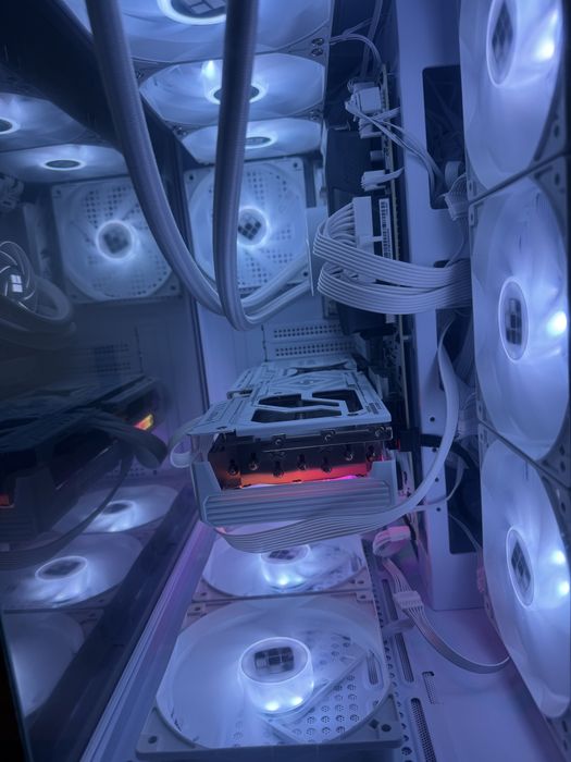 PC GAMING HIGH-END – AM5 | RX 9070 XT | RYZEN 7 7800X3D