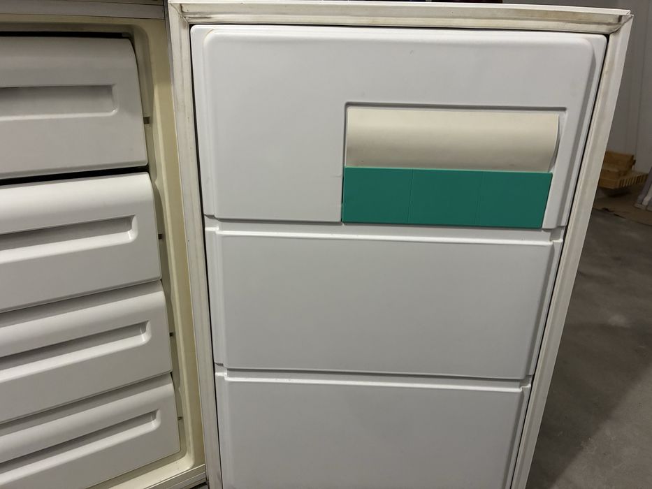 Congelador Vertical Zanussi 4 Estrelas Fast Freeze — A funcionar