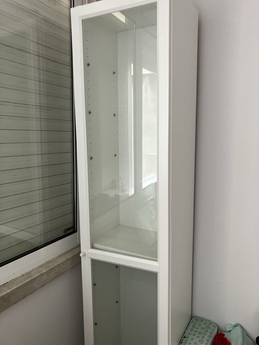 Estante IKEA com prateiras
