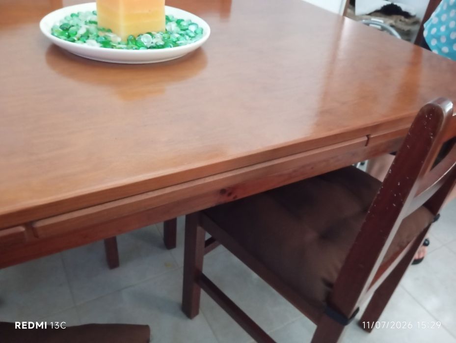 Mesa de jantar, 4 cadeiras e aparador