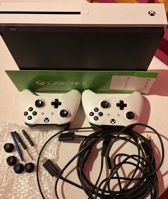 Xbox One S 1T com 2 controles + kit reposição