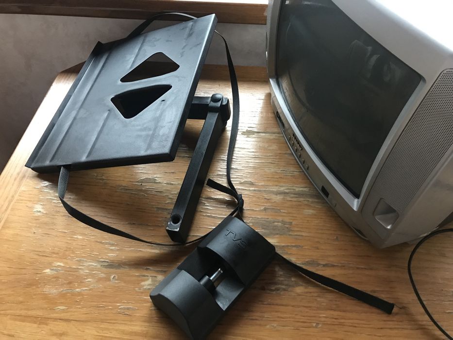 Телевізор з підставкою на стіну