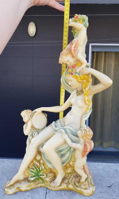 Estatueta em bom estado
