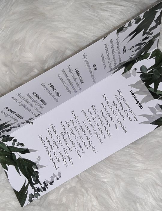 Dodatki ślubne, menu, plan stołów, zaproszenia