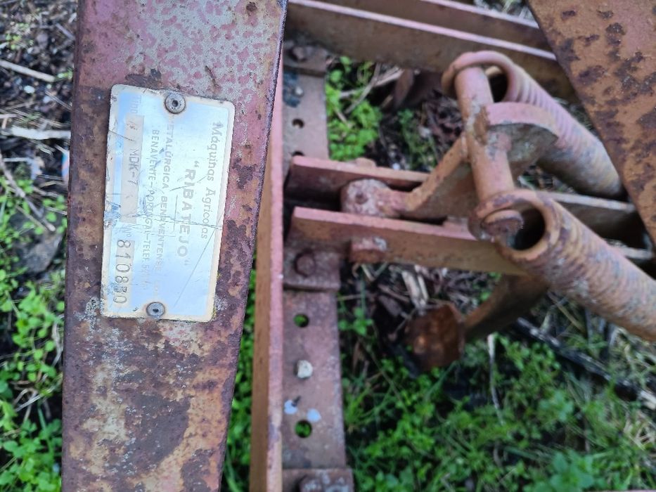 Trator e varias Alfaias agrícolas