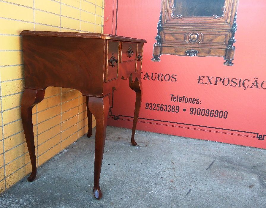 Par Mesinhas Encostar Raiz Mogno